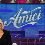 maria de filippi nello studio di amici