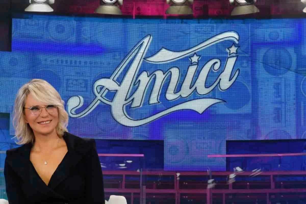 maria de filippi nello studio di amici