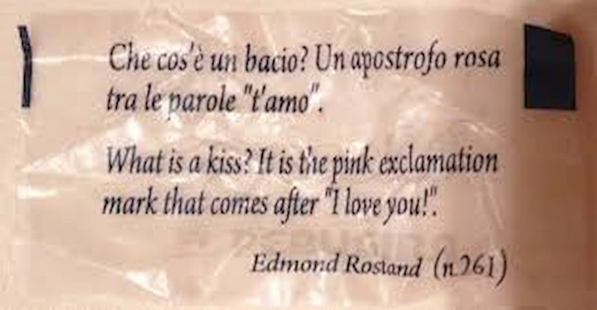 Una frase storica: bacio apostrofo rosa fra le parole t'amo