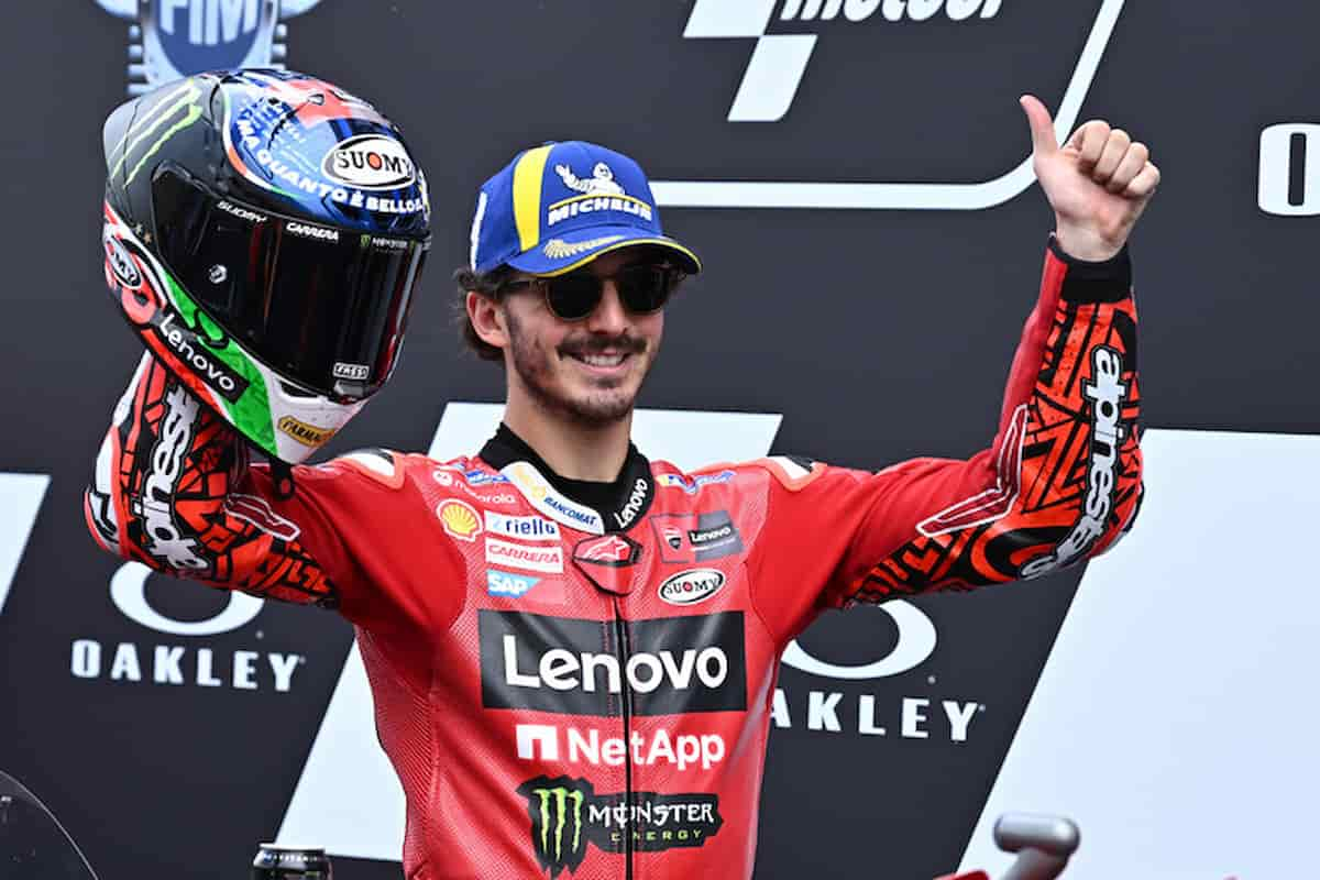 Francesco Pecco Bagnaia col pollice alzato