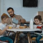 bambini fanno colazione con il papà