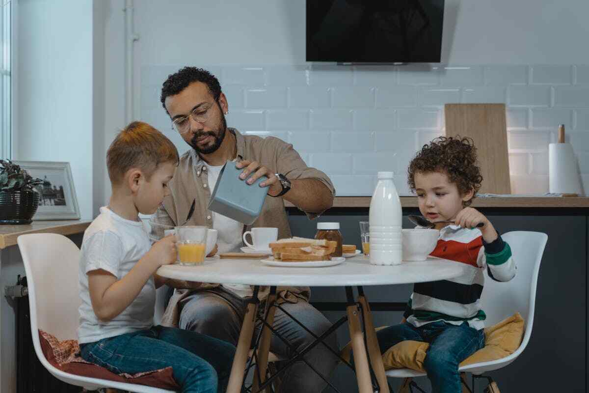 bambini fanno colazione con il papà