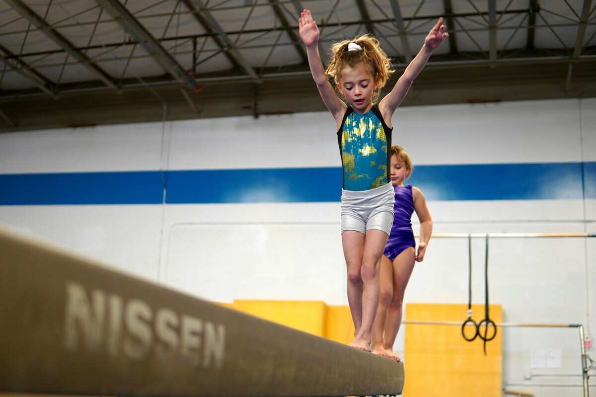 bambina pratica ginnastica artistica