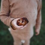 un bambino mangia un dolce