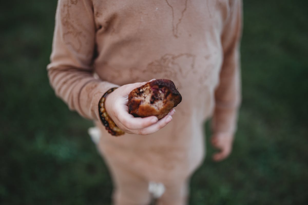 un bambino mangia un dolce