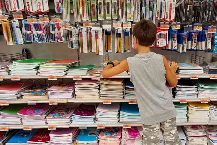 Bambino che compra quaderni