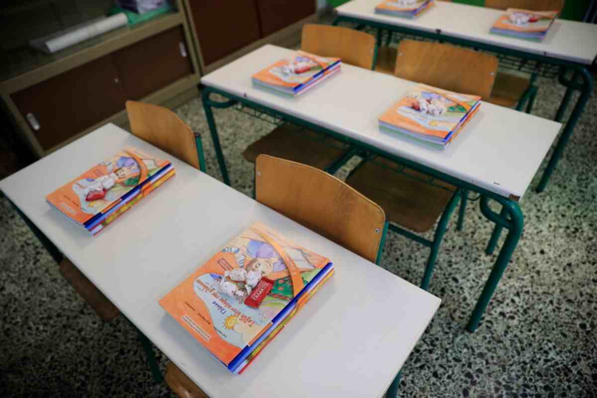 banchi con libri scuola