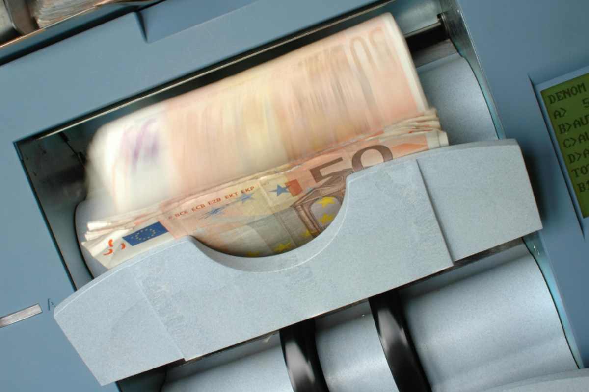 Bancomat che versa centinaia di euro