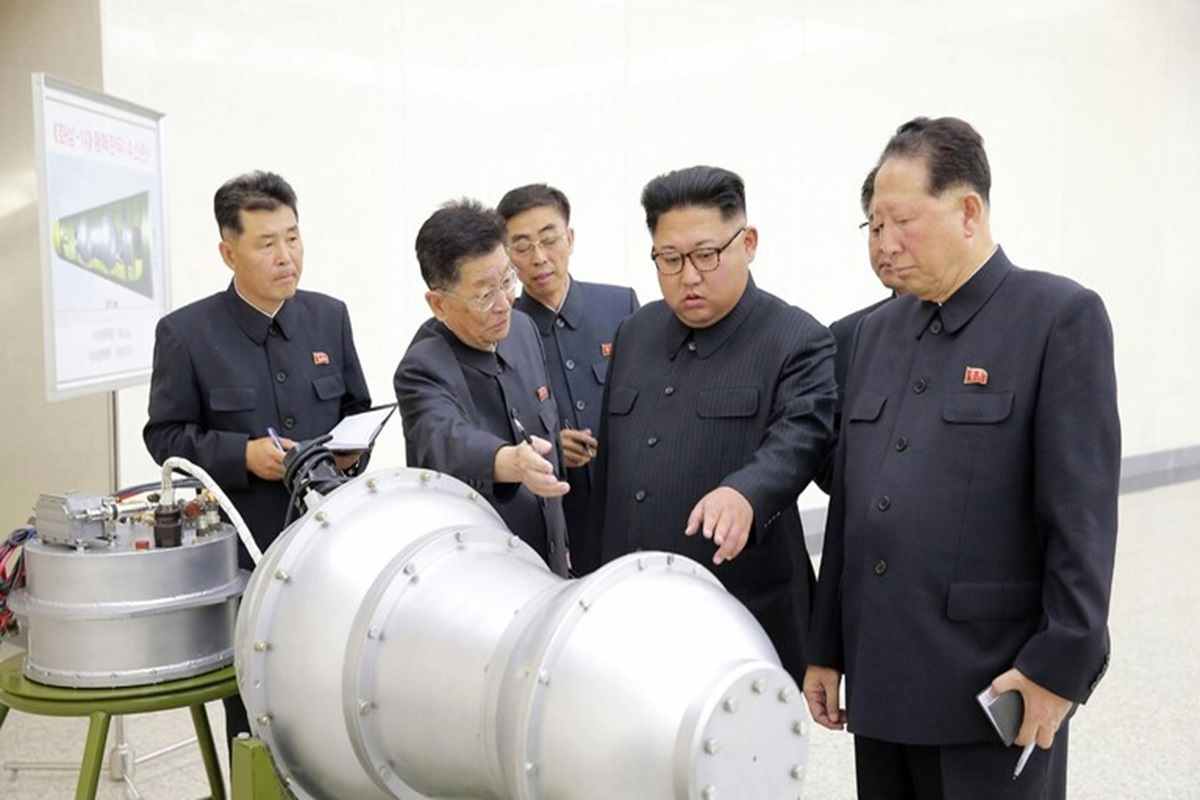 Kim Jong-un osserva, perplesso, una bomba