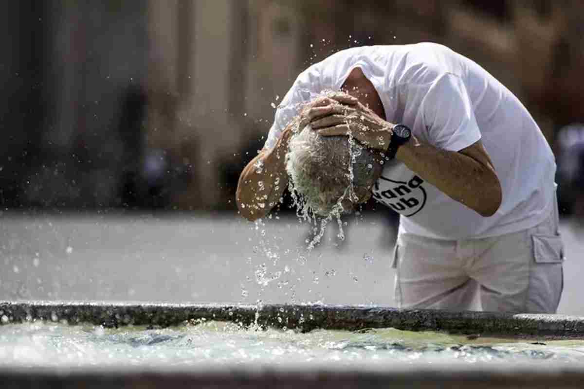 Un turista alle prese con il caldo