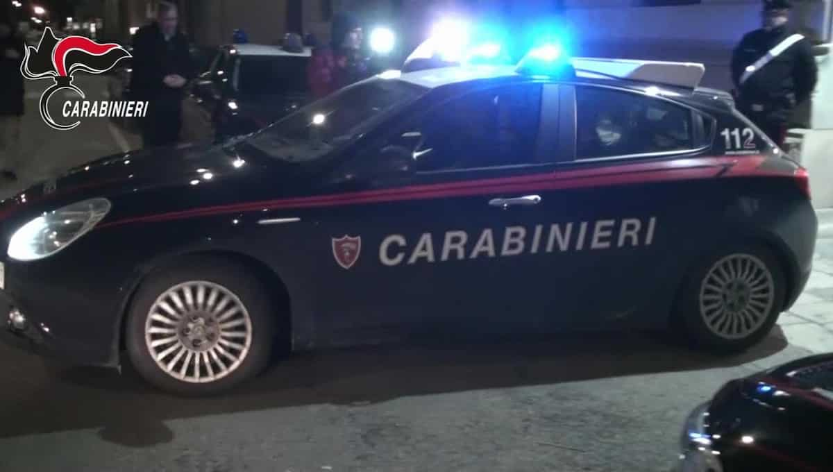 una volante dei carabinieri