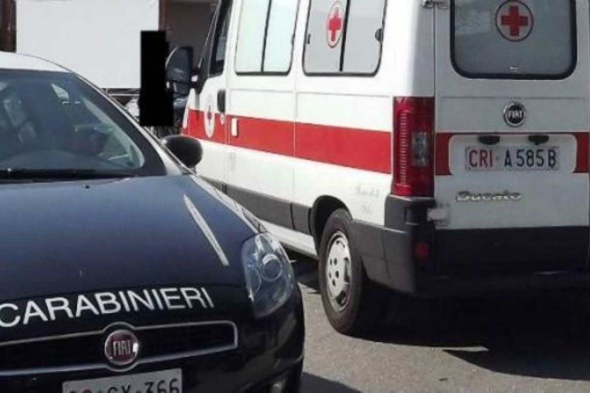 carabinieri e ambulanza sul luogo del suicidio