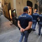 Polizia nei caruggi di Genova