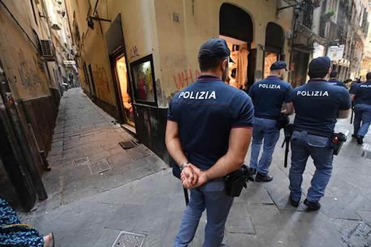 Polizia nei caruggi di Genova