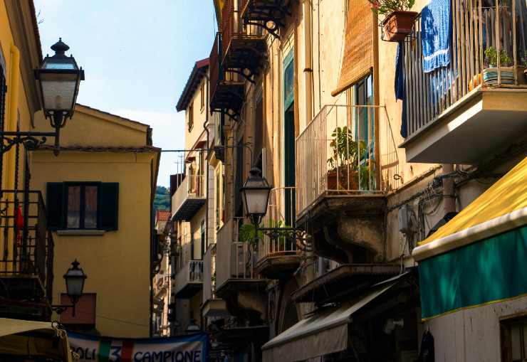 Case di una strada del centro di Napoli