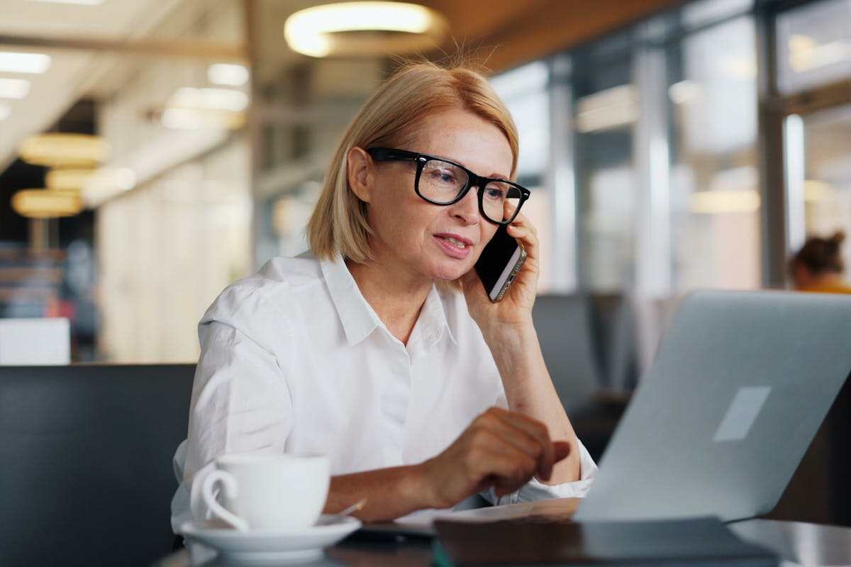 una donna al telefono cellulare