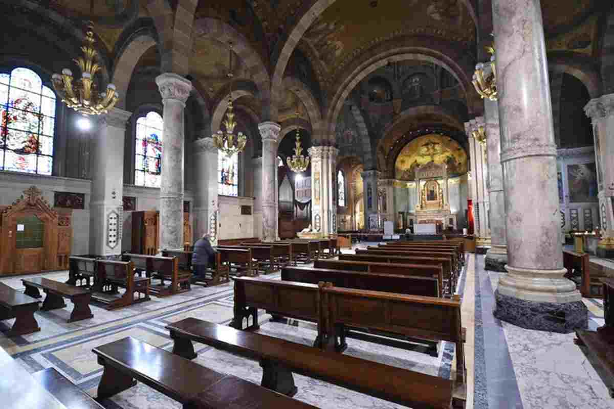 Panoramic dell'interno di una chiesa