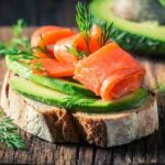 pane con avocado e salmone