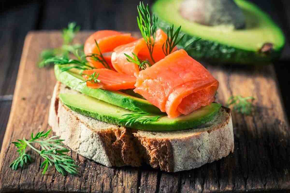 pane con avocado e salmone