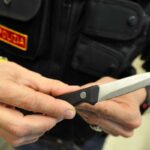 Un poliziotto con un coltello in mano