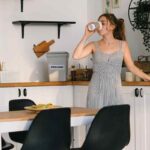 giovane donna fa colazione in cucina