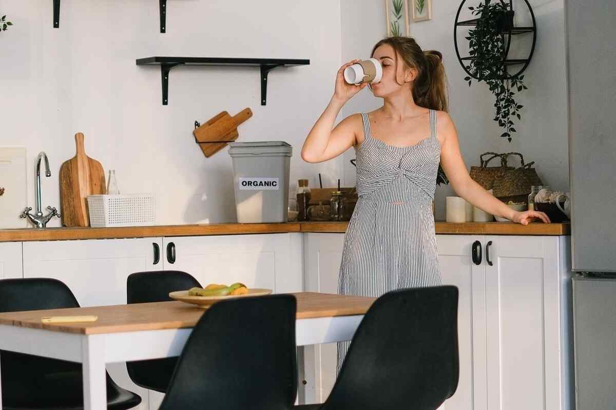 giovane donna fa colazione in cucina