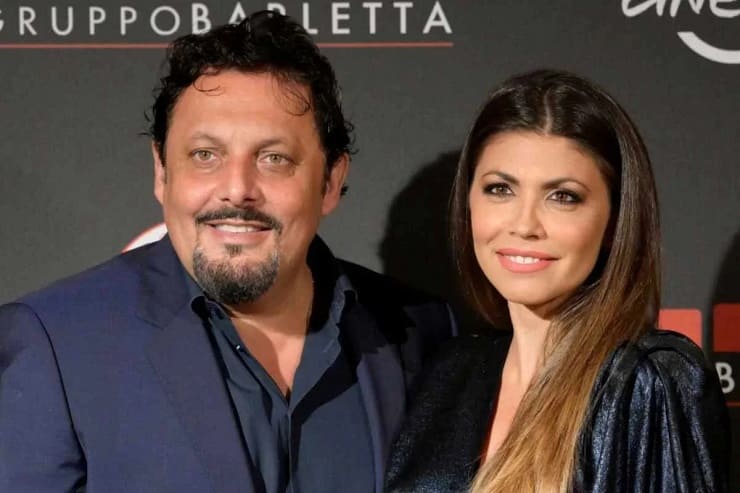 enrico brignano e flora canto ad un evento