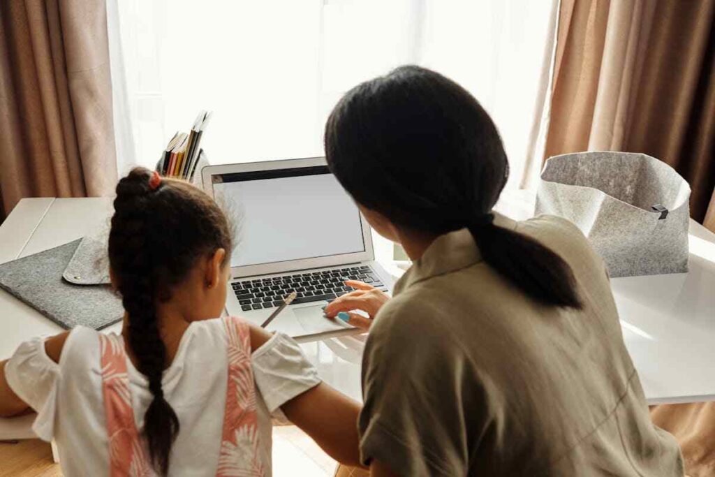 bambina fa i compiti con la mamma