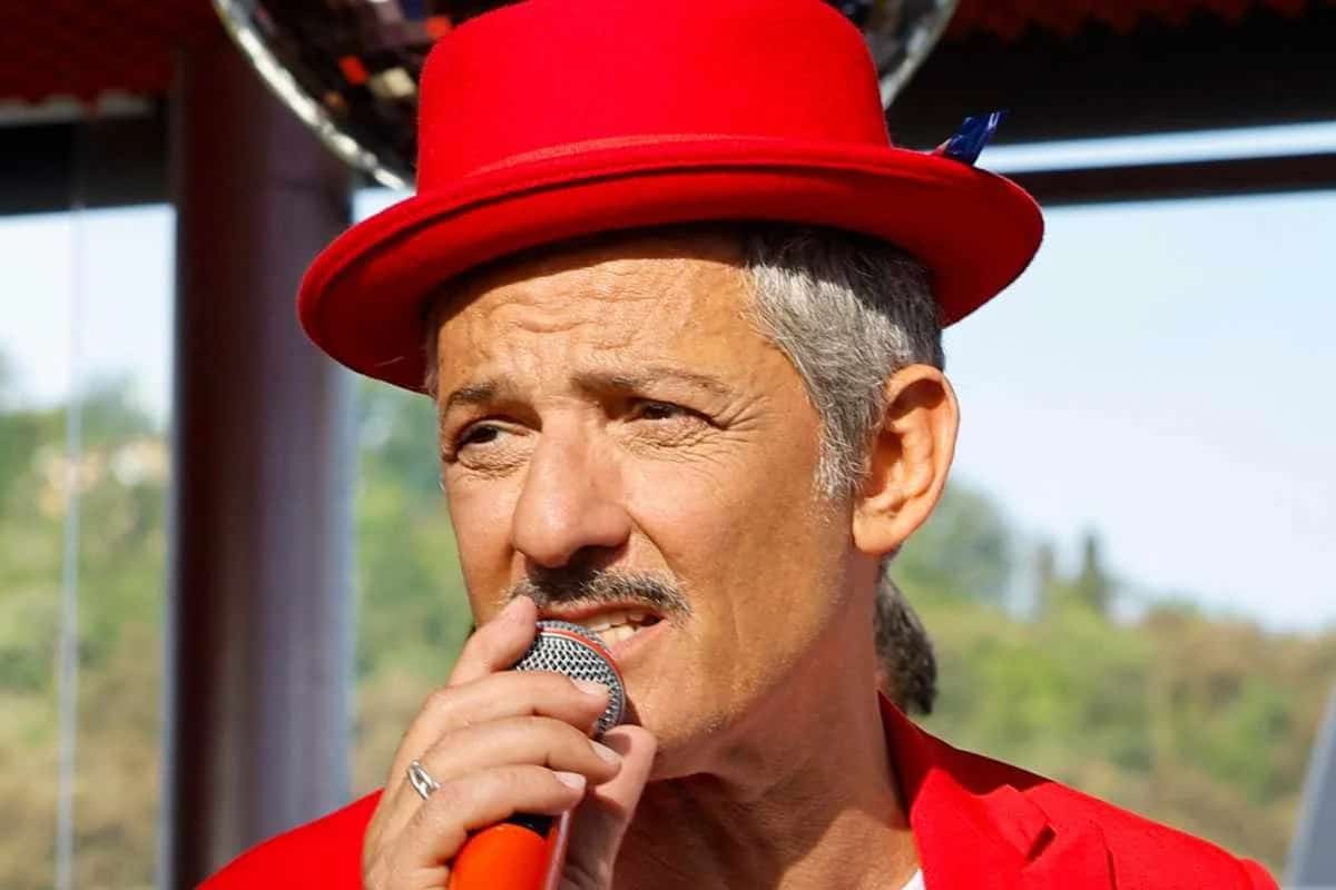 fiorello con microfono e cappello