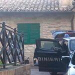 I carabinieri davanti la casa del 23enne