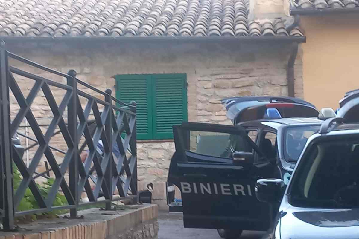 I carabinieri davanti la casa del 23enne