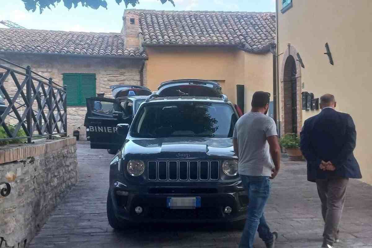 I carabinieri sul luogo dell'aggressione