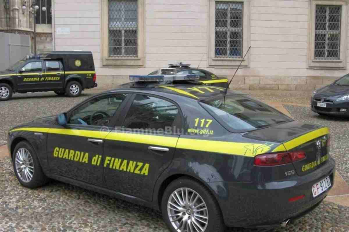 un'auto della guardia di finanza