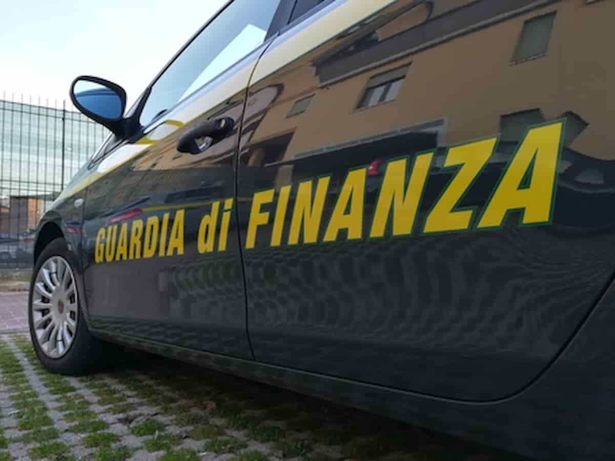 auto della guardia di finanza