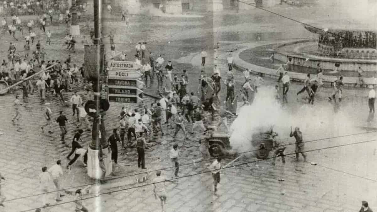 Genova, giugno 1960, scontri attorno alla fontana di Piazza De Ferrari fra camalli e polizia