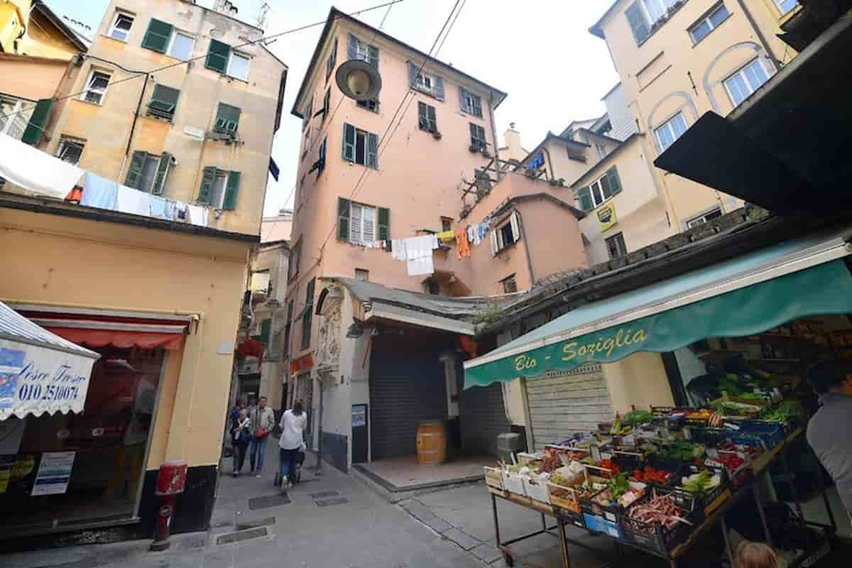 Un angolo dei caruggi di Genova, piazza Soziglia