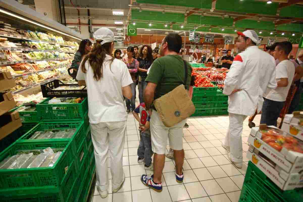 gente al supermercato 