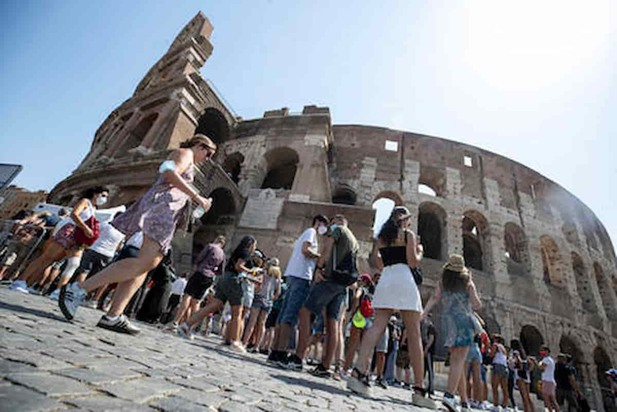 Tutisti in vacanza davanti al colosseo