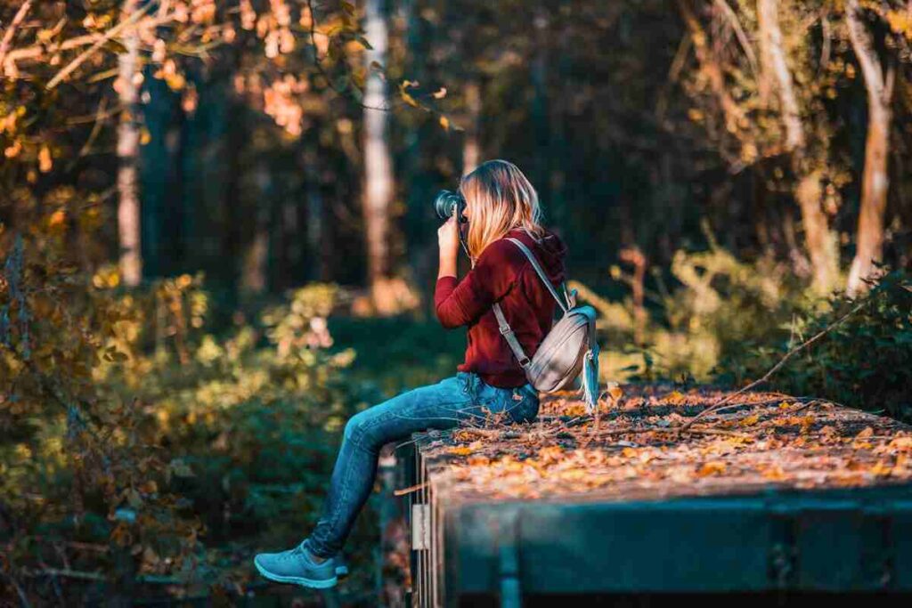 ragazza fa foto in mezzo alla natura