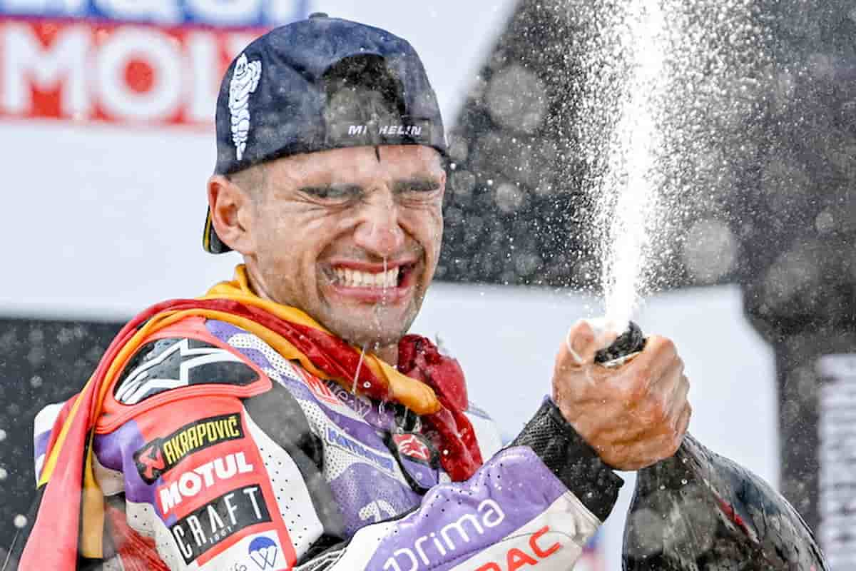 Jorge Martin festeggia con lo champagne