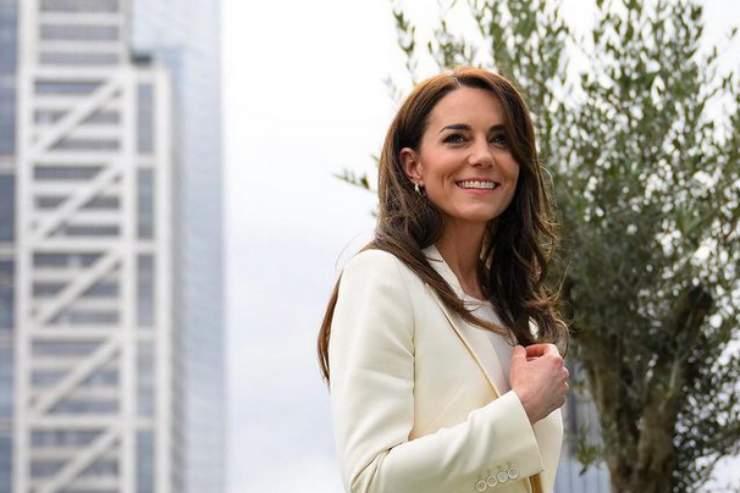 kate middleton sorridente con outfit bianco