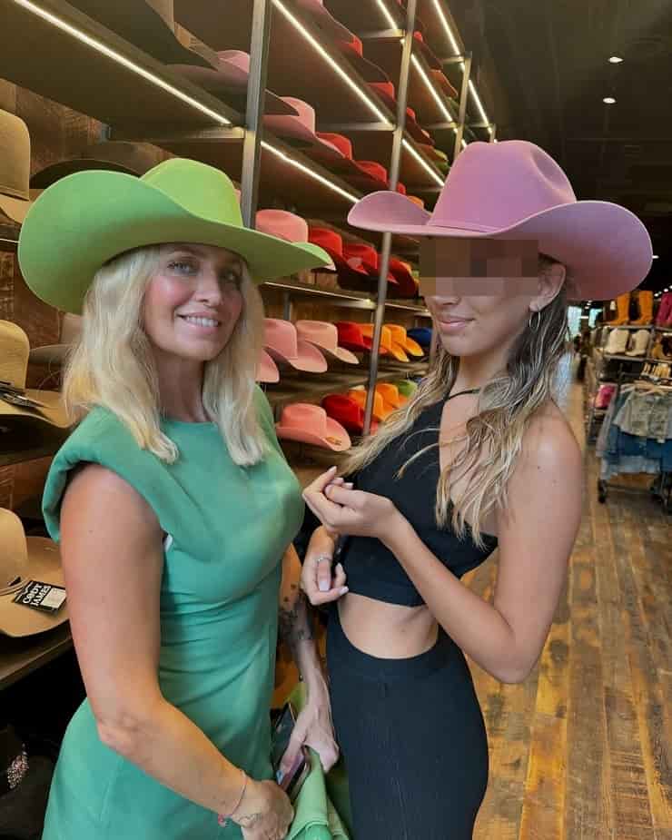 katia pedrotti con la figlia matilda pacelli con cappelli da cowboy