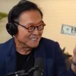 Robert Kiyosaki mostra un dollaro