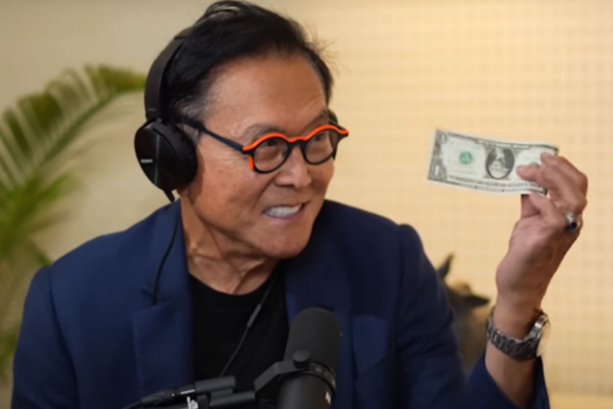 Robert Kiyosaki mostra un dollaro