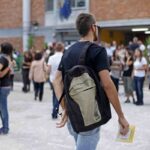 uno studente entra a scuola