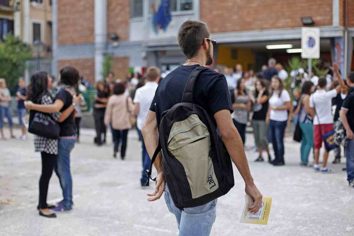 uno studente entra a scuola