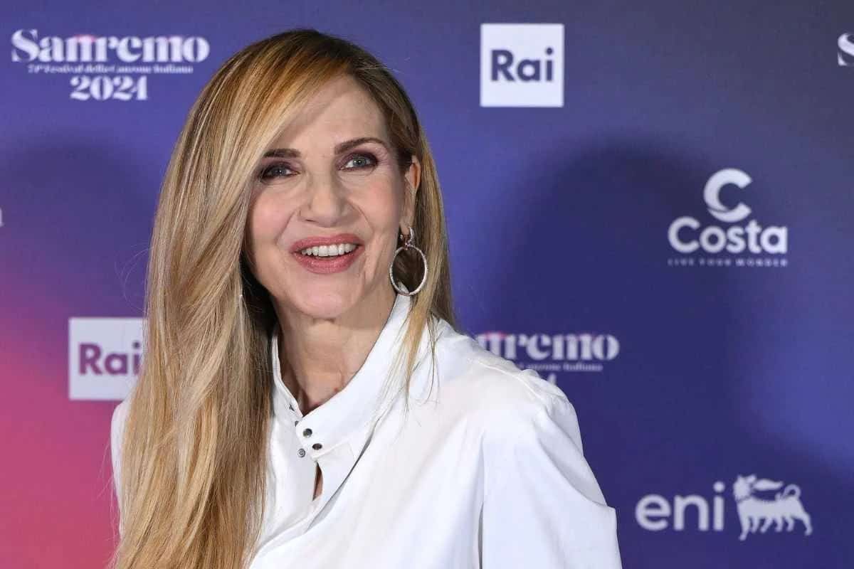 lorella cuccarini primo piano con camicia bianca