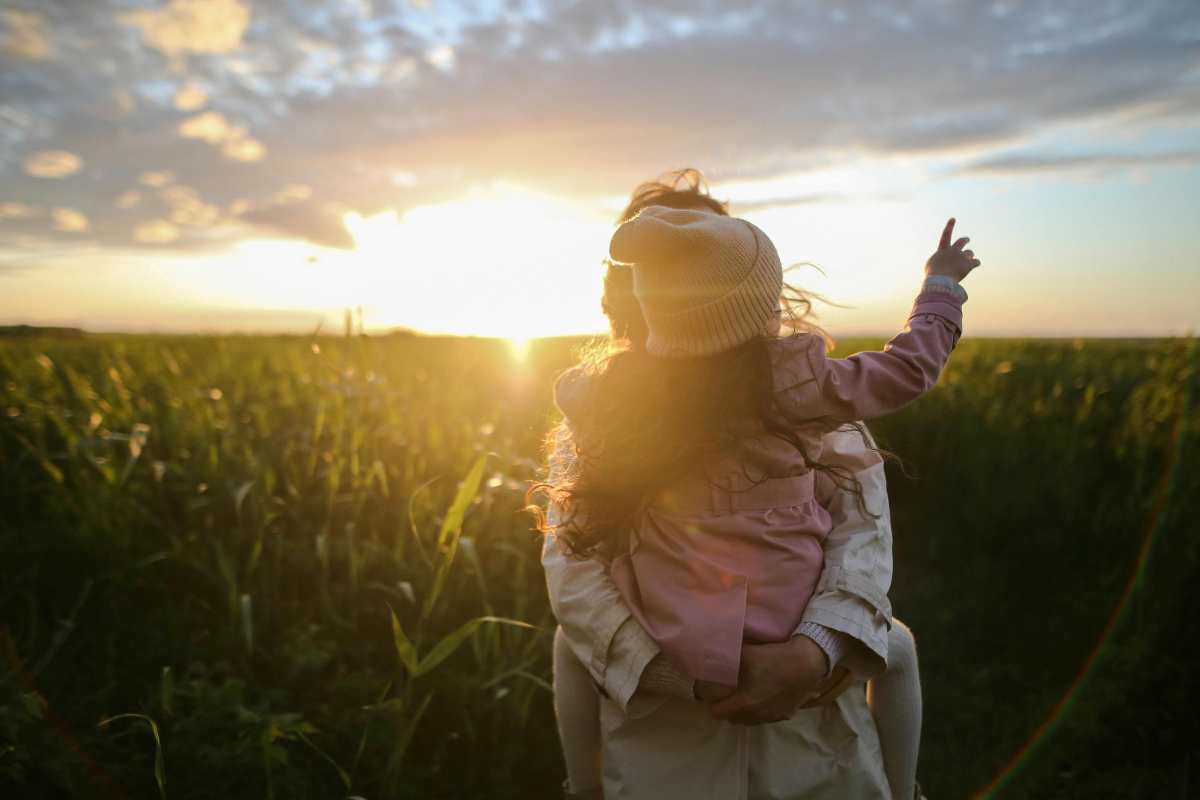 Mamma con bambina nella natura