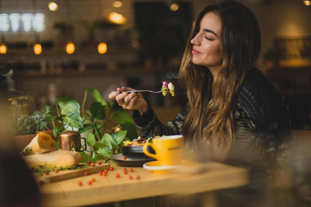 una ragazza mangia in serenità