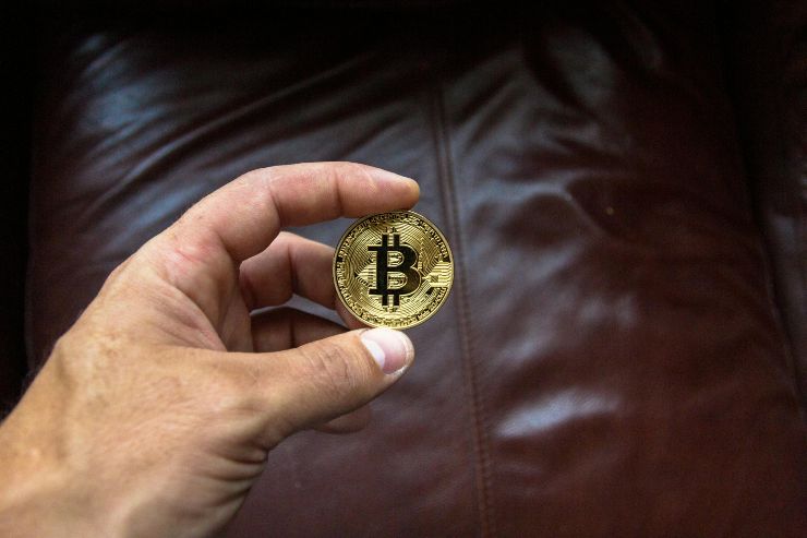 Un bitcoin in una mano